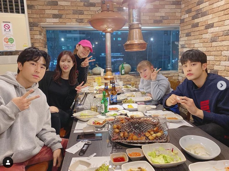 한혜진 공개한 신년회 사진 ‘박나래 옆 성훈’ 눈길 [SSEN이슈]