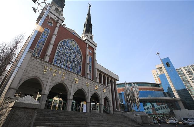 명성교회 부목사와 엘리베이터 동승한 이웃 확진…성동구청 폐쇄(종합)