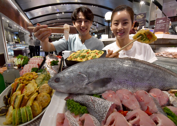 [서울포토]신세계백화점, 보양식 ‘민어 통세트’ 판매
