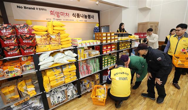 이마트, 홀몸노인에 보양식·선풍기 ‘희망마차’ 씽씽