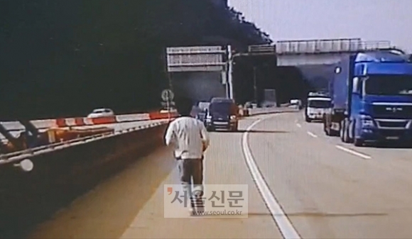 [따뜻한 세상] 고속도로서 트럭 화재 진압한 운전자