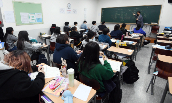 [서울포토]대형 학원 수업 재개