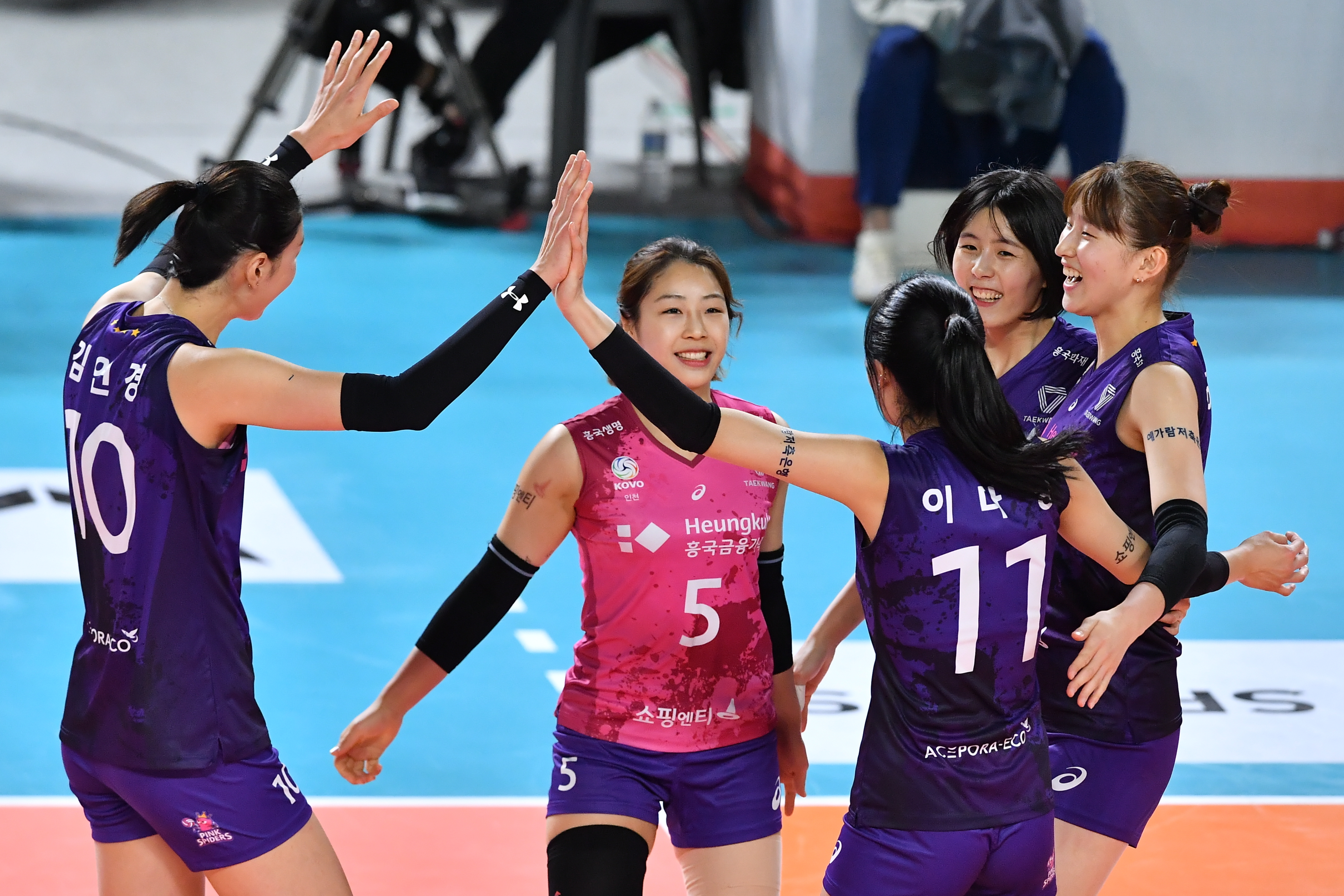 ‘김연경 멱살 캐리’ 흥국생명, 인삼공사 꺾고 해피 크리스마스!