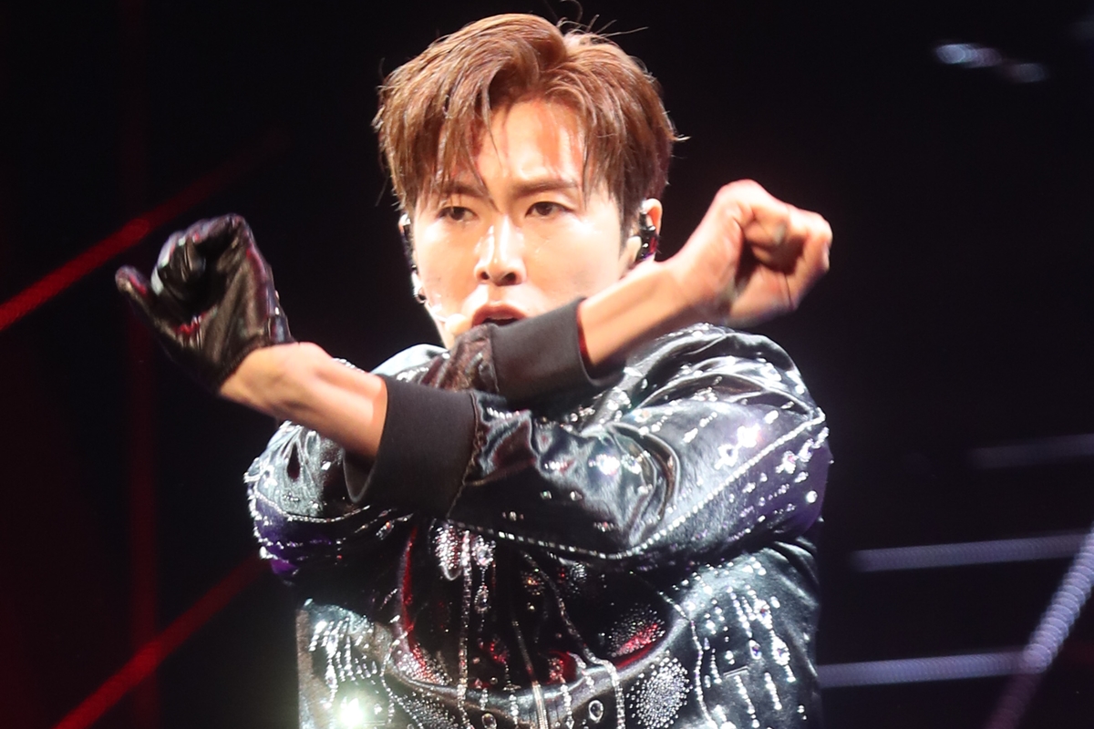 유노윤호, 자정까지 식당 머물다 입건…SM “반성 중”[공식입장]