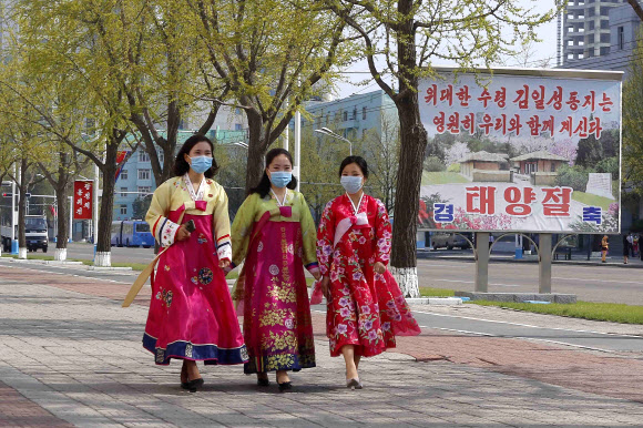[서울포토] 태양절 맞아 한복 입은 북한 여성들