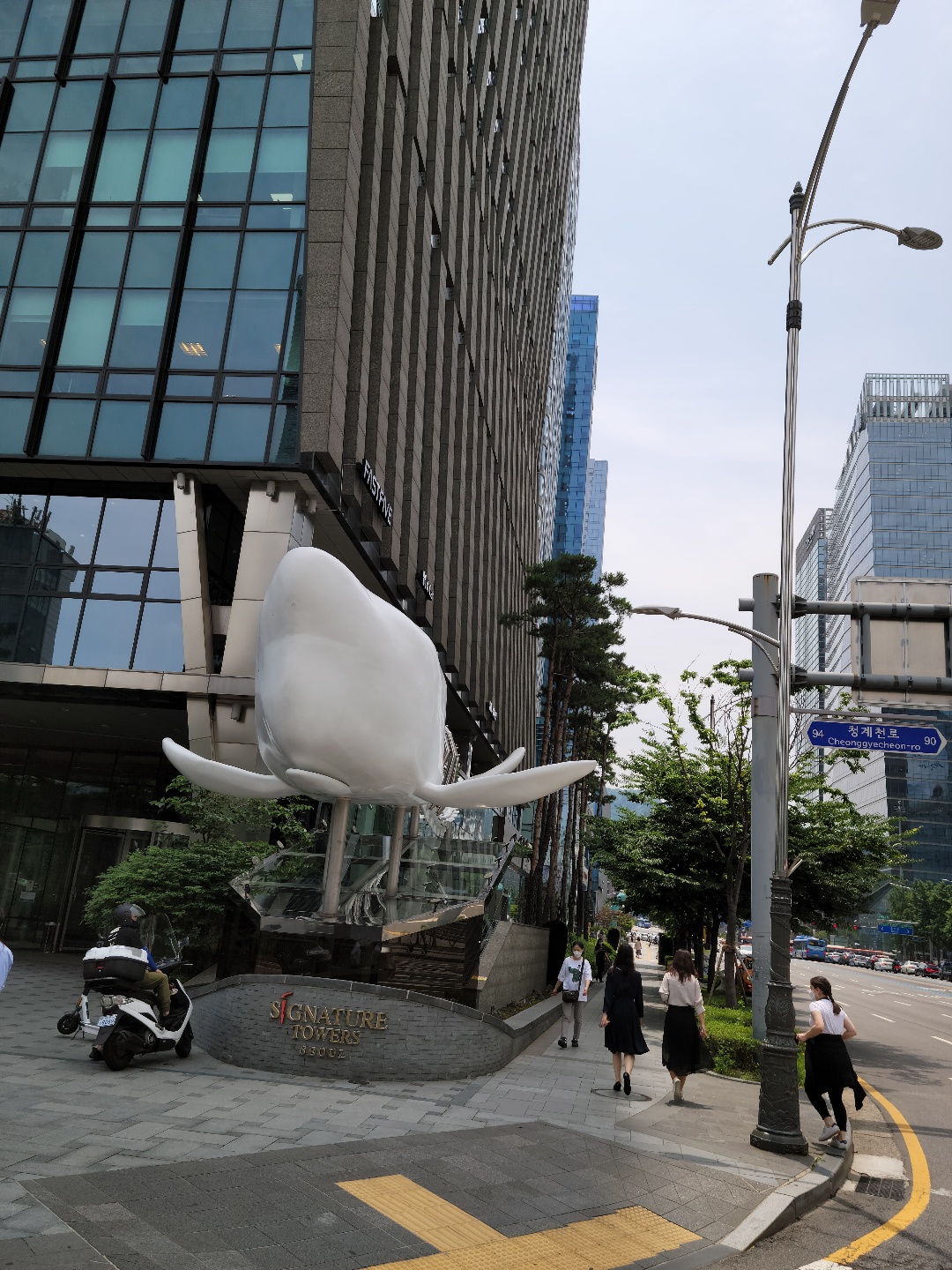 [거리 미술관]3.청계천변 알비노 고래