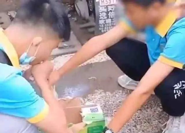 [여기는 중국] 교문 앞서 우유 박스 채 마신 초등생들 논란…이유는 교내 매점 때문