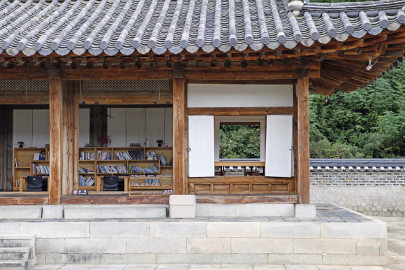 ‘왕의 책방’에 앉아 여여한 시월愛 추며들다… 파사성에 서서 유유한 여강에 물들다