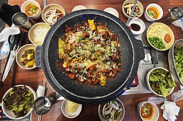 찬바람 불면 지글지글 연탄불 위… 쫄깃X고소한 곱창의 맛