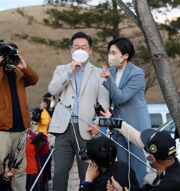 [현장] 부부애 과시한 이재명 “나의 분신 혜경씨…제가 두 명인 듯 든든” 