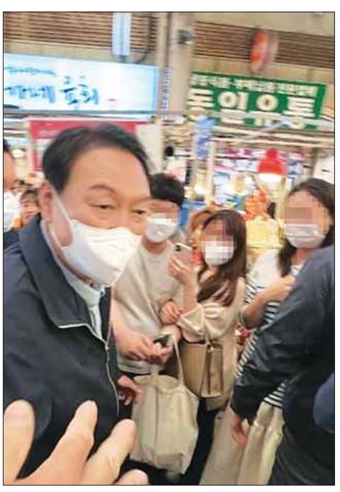 백화점 구두 사고 시장 떡볶이 포장… 尹 첫 주말은 ‘프리스타일’