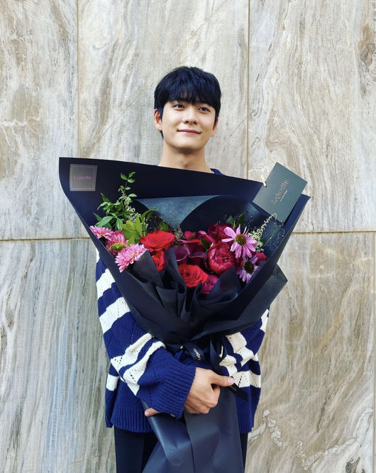 ‘우영우의 남자’ 강태오, 마지막 촬영날 꽃다발 들고 ‘활짝’