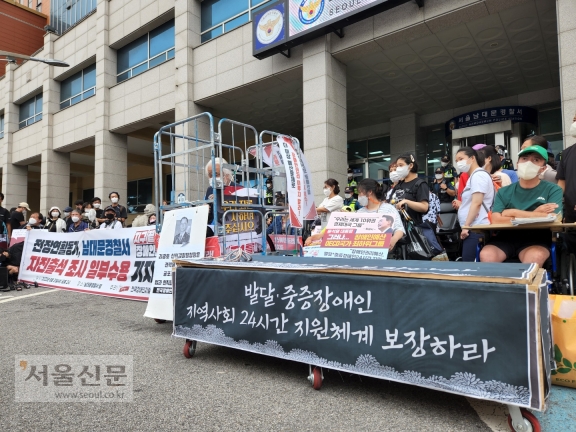 ‘100일’간 머리카락 자른 전장연, 남대문경찰서에 자진 출석