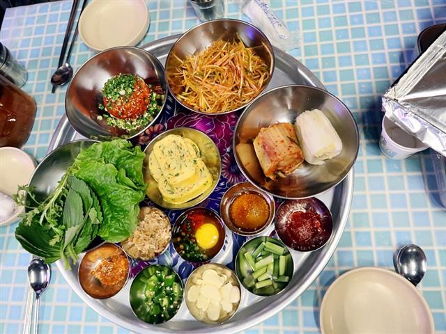 감성에 한잔, 실속에 한잔 더… ‘냉삼’ 핫플[김새봄의 잇(eat) 템]