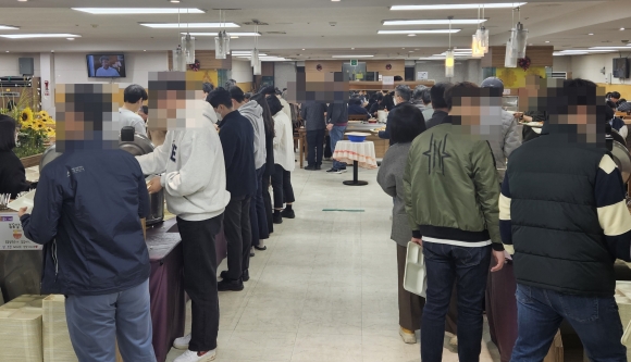 직장인 몰리는 ‘가성비 맛집’ 공공기관 구내식당...인근 식당가는 “손님 줄어” 푸념
