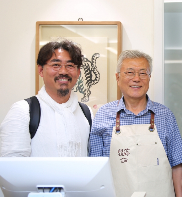 문 전대통령, 한라산 붉은 겨우살이에 빠졌다