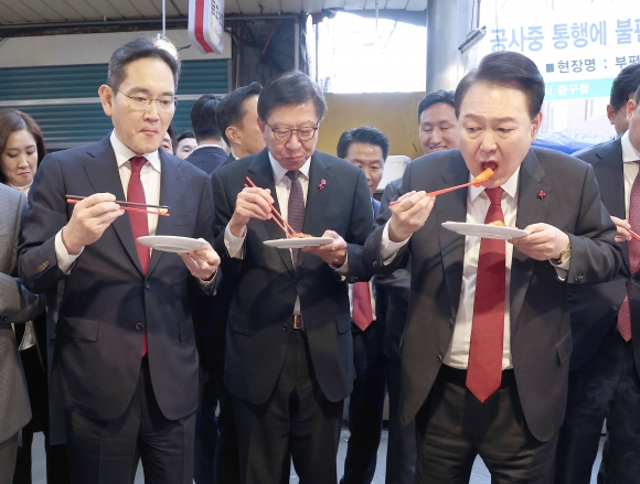이재용 회장과 떡볶이 먹는 윤석열 대통령 [포토多이슈]