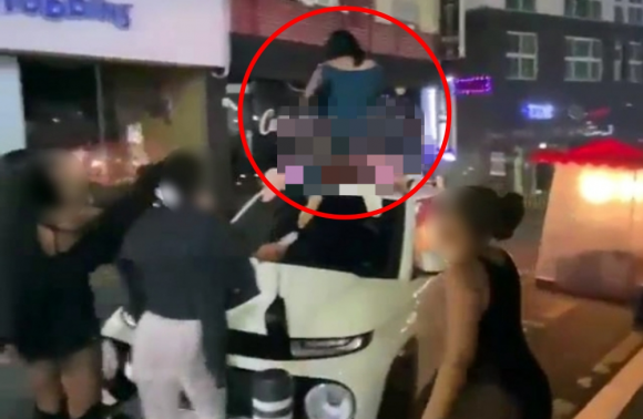 “제 차에 올라가 ‘성행위’ 묘사한 난동女 찾습니다”