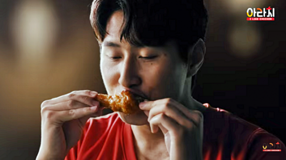 “주먹 치킨이냐”… 아라치, 이강인과 모델 계약 연장 안 한다