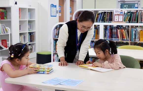 급한 일 생긴 워킹맘, 아이 맡기러 돌봄 센터로…부산 ‘24시간 늘봄’ 가보니