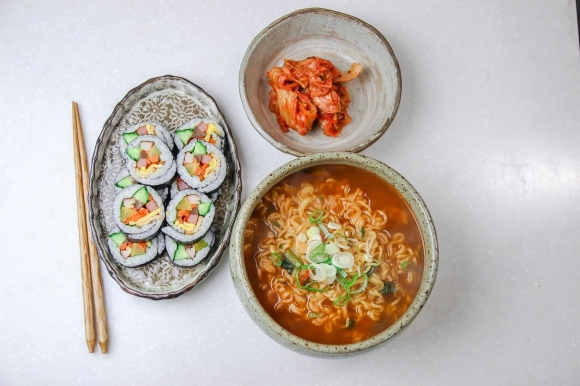 외국서도 ‘라면에 김밥’ 엄청 먹더니…K푸드 역대급 수출 찍었다