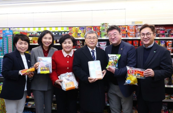 김영옥 서울시의회 보건복지위원장, 설 연휴 결식우려아동 위한 아동급식카드 사용 현장 방문