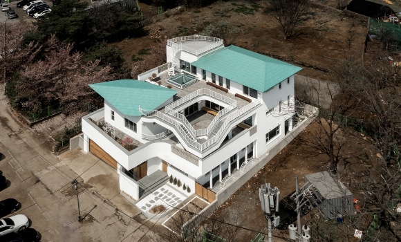 마당을 수직으로 쌓아 올리고 연결하다[노은주·임형남의 K건축 이야기]