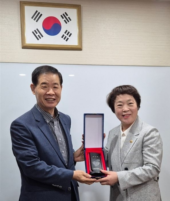 신동원 서울시의원, 녹천역 두산위브아파트 주민들로부터 감사패 수상