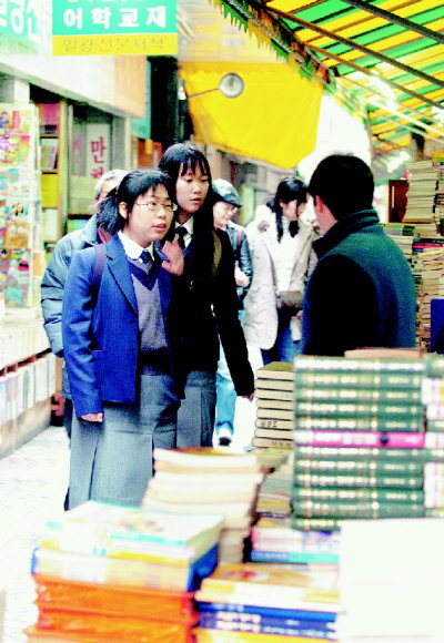 [포토뉴스] 책방골목 활기
