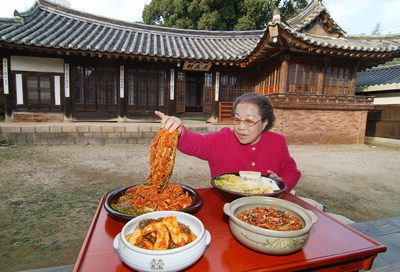 [김치] 왜 맛있냐고? 그건 정성이지! 