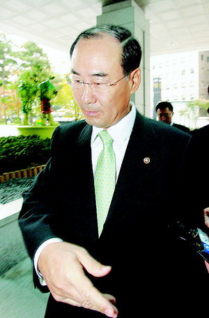 이병대 청장 혐의 부인 속 정씨 가족 접촉 정황 확보