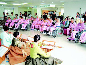 [포토뉴스] 노인환자 위로공연