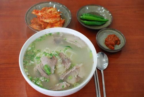 부산 돼지국밥, 후쿠오카 돈코츠 라멘, 제주도 고기국수, 돼지 육수가 연출한 맛의 데자뷰