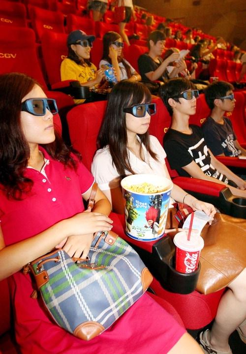8월, CGV 서면에 가면 □□□ 있다
