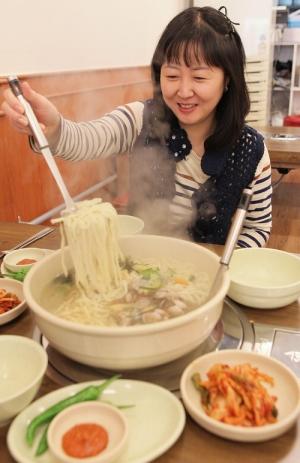 사람들과 섞여 시장에서 먹는 칼국수가 최고 !