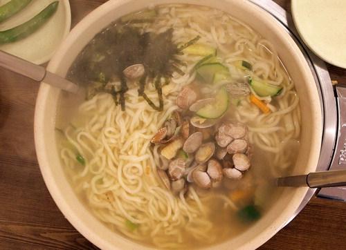 사람들과 섞여 시장에서 먹는 칼국수가 최고 !