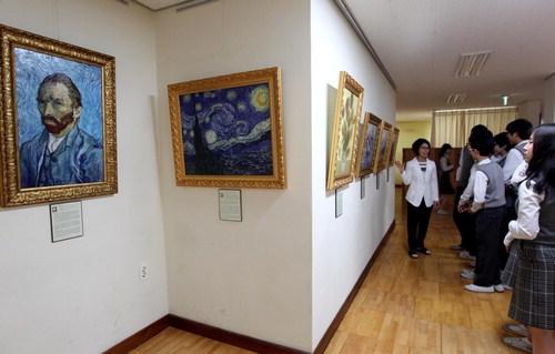 칙칙한 학교 탈의실이 명화 갤러리로