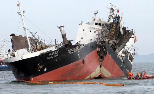 유류 탱크 터져 4천 t급 선박 두 동강