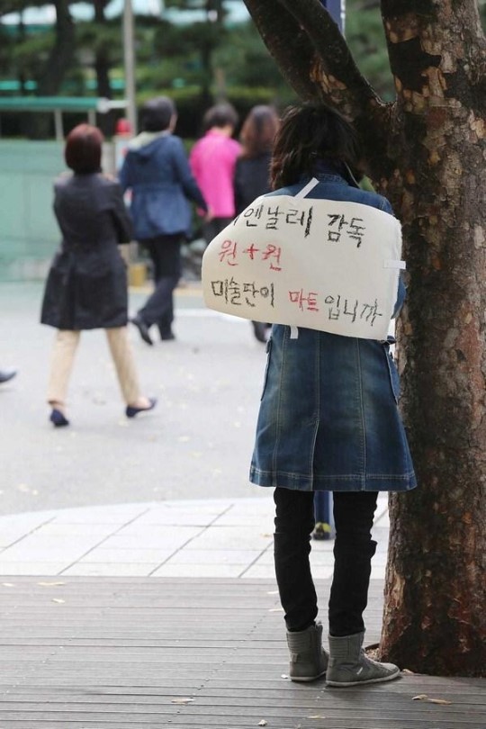 1인시위의 진화…비엔날레 감독 원+원, 미술판이 마트?