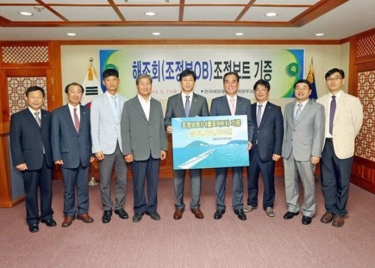 해조회, 모교에 보트 기증