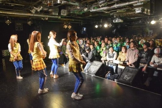 크레용팝, 하루 세차례 일본 미니콘서트 인기 실감