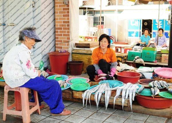 [장터 사람들] 23. 부산 사덕장터  생선장수 2대 효녀