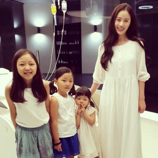 용팔이 김태희, 정웅인 딸 세윤·소윤·다윤과 함께…딸 셋은 진리