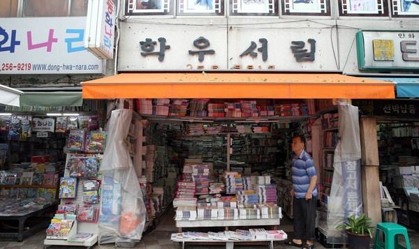 [손정호기자의 피플&] 보수동 책방골목 1세대 서점   김여만 학우서림 대표