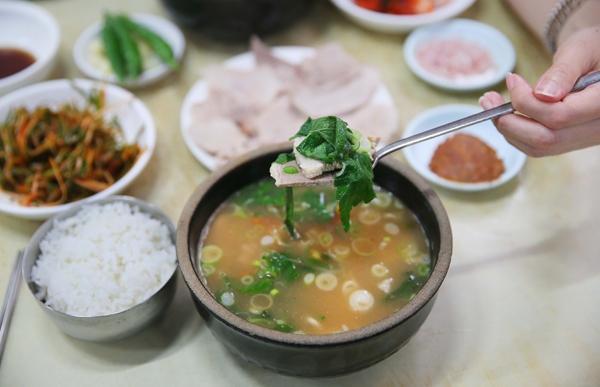 [부산의 숨은 돼지국밥] 한 뚝배기 속에 담긴 진한 삶을 맛보라
