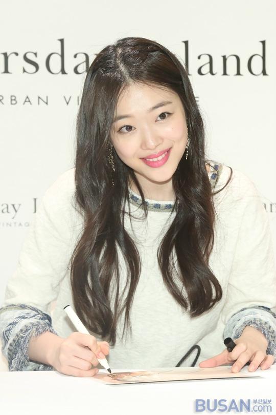 [포토] 설리, 싸인도 저처럼 예쁘죠?