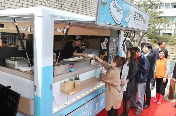 [포토뉴스] 핫도그 맛보세요… 해운대에 뜬 푸드트럭