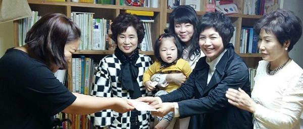 [포토뉴스] 그룹홈에 성금·후원물품 전달