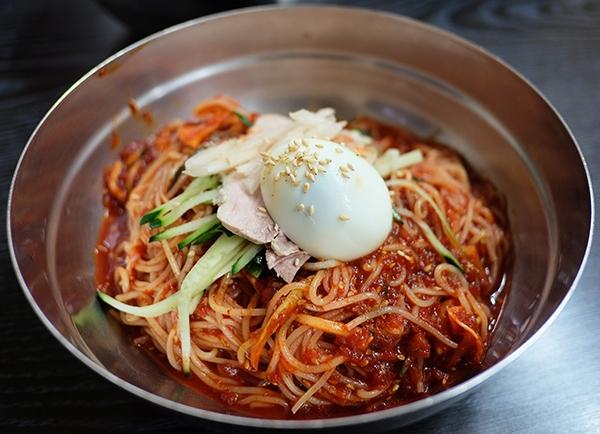[주민이 추천하는 동네 밀면 맛집] 한 번 먹으면 중독… 우리집 면발 묵어 봤나