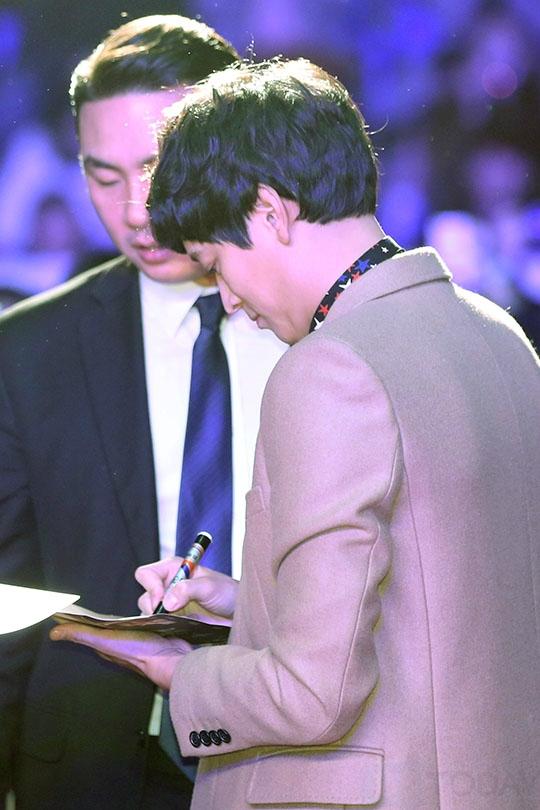마스터 강동원 우주의 집중력 한데 모아 사인중 [포토]